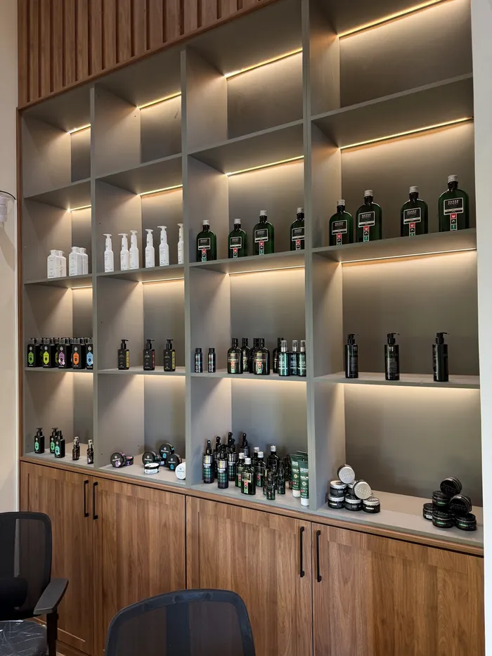 Estante de produtos para cabelo e barba na Afinatto Barbearia