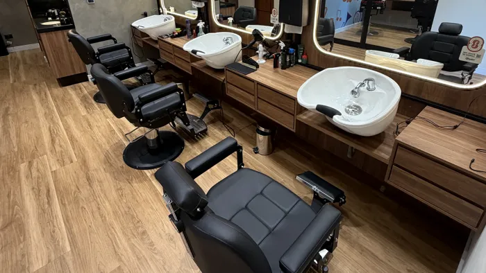 Salão da Afinatto Barbearia em Tatuí, com cadeiras de barbeiro e lavatórios